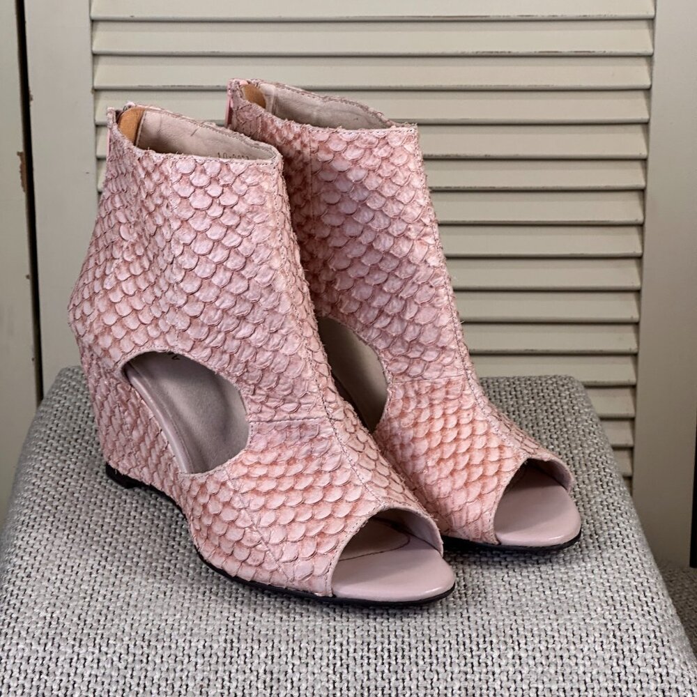 Anthropologie Blush Pink Textured Peep Toe Wedge Heels Ankle Bootie Zip Size 9.5